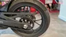 Detalle de la rueda trasera de una Honda CB125R
