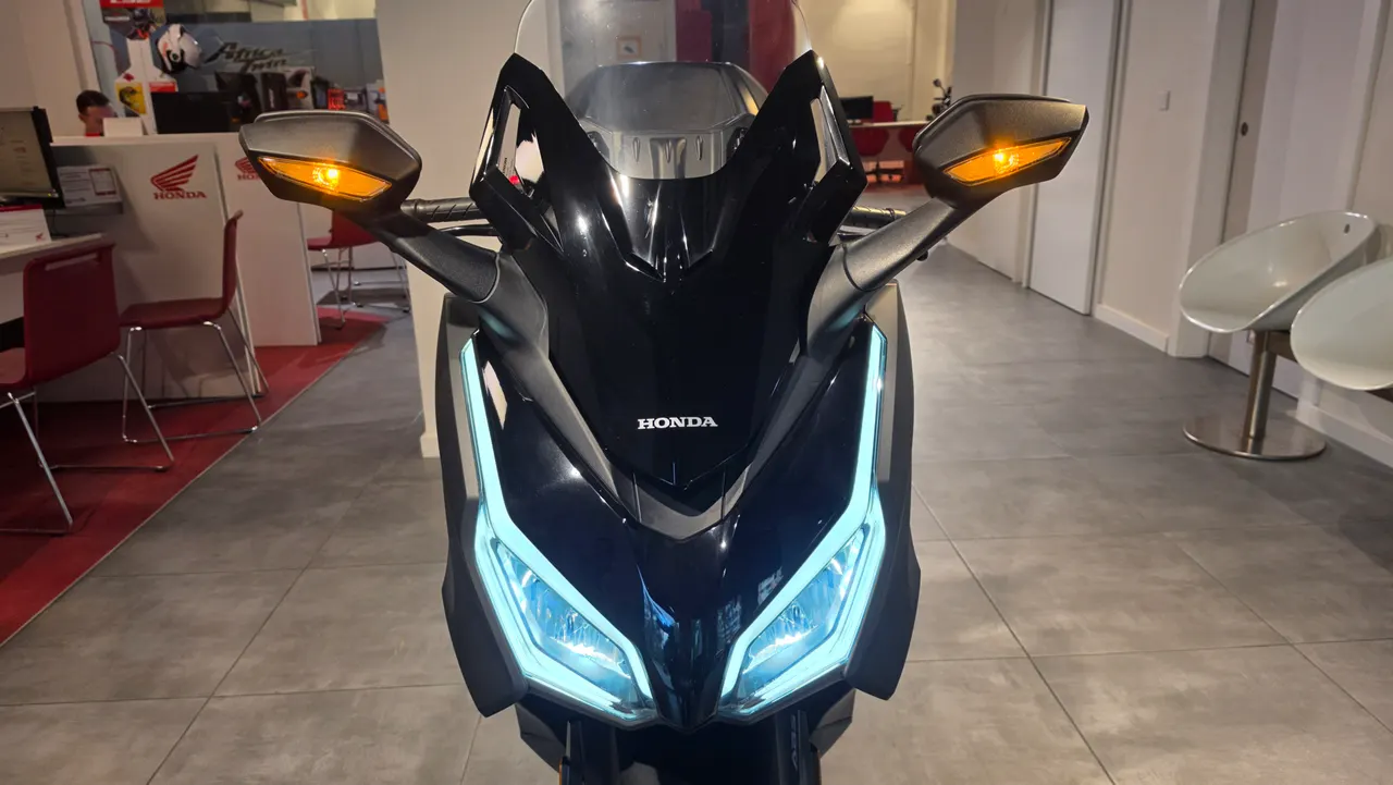 Scooter Honda Forza 350 negra con luces encendidas
