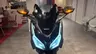 Scooter Honda Forza 350 negra con luces encendidas