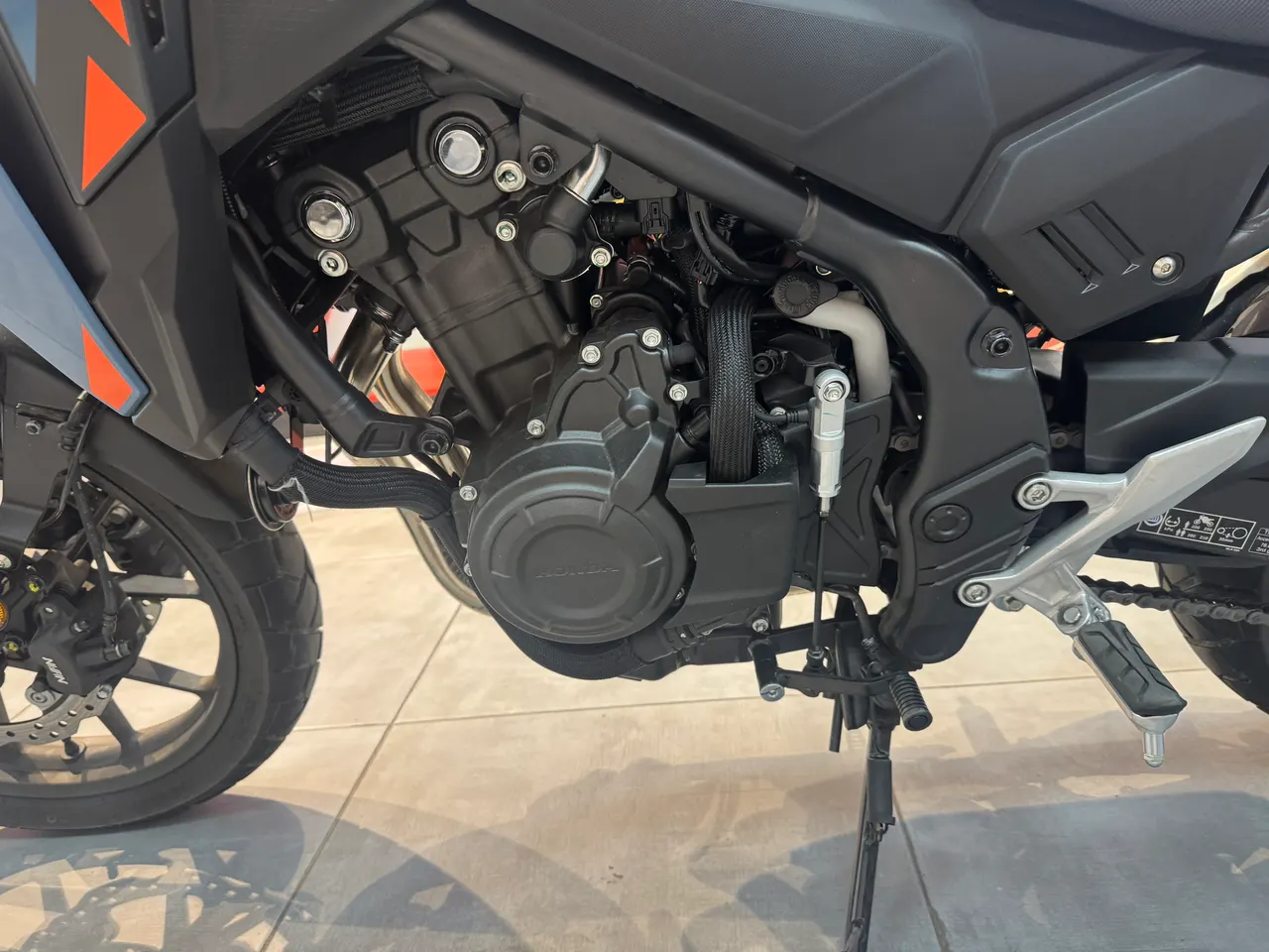 Motor y parte inferior de la Honda NX500 E-Clutch con caballete