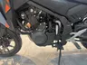 Motor y parte inferior de la Honda NX500 E-Clutch con caballete