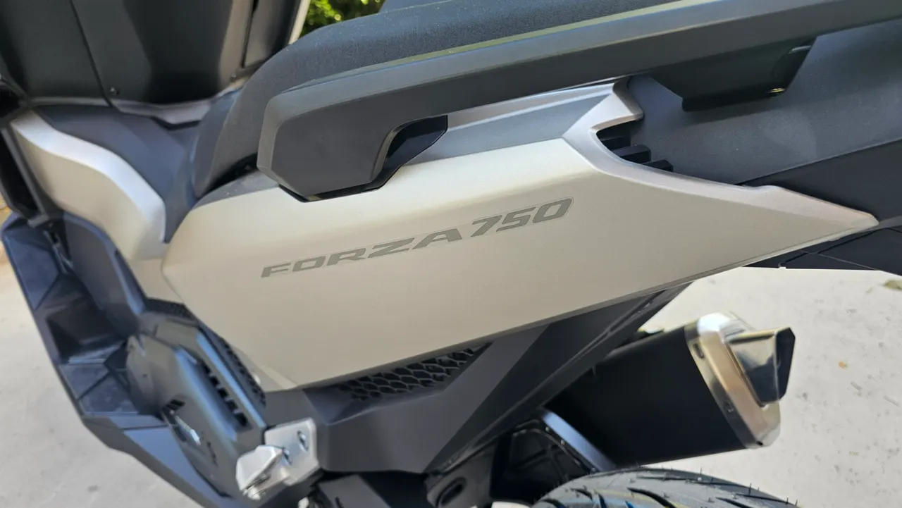 Detalle lateral de la Honda Forza 750 gris mate