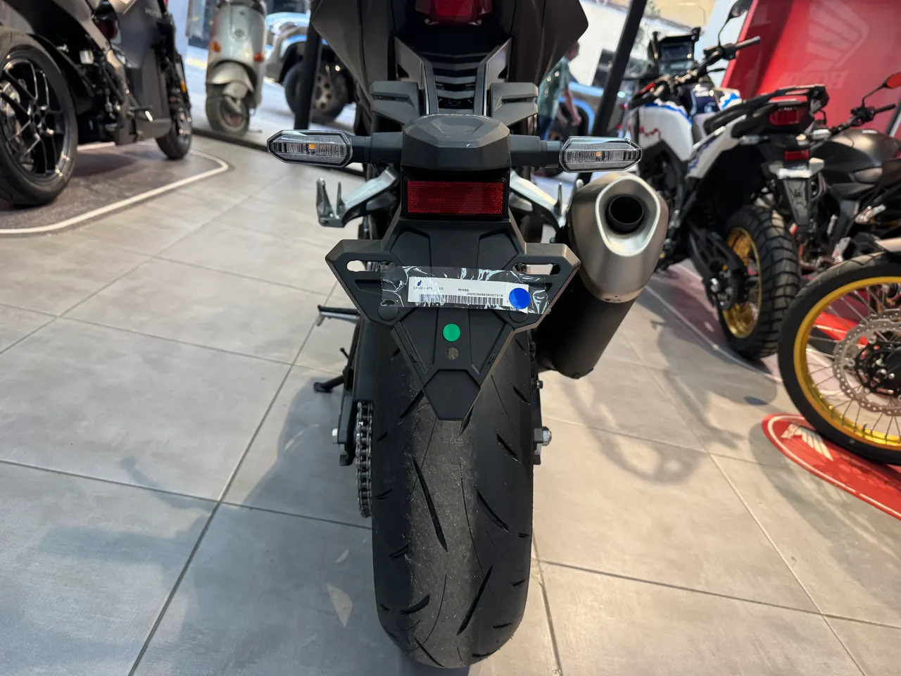 Vista trasera de una moto Honda Hornet 1000 SP