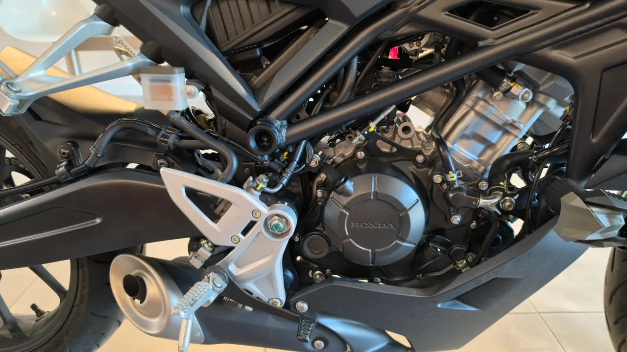 Detalle del motor de una Honda CB125R