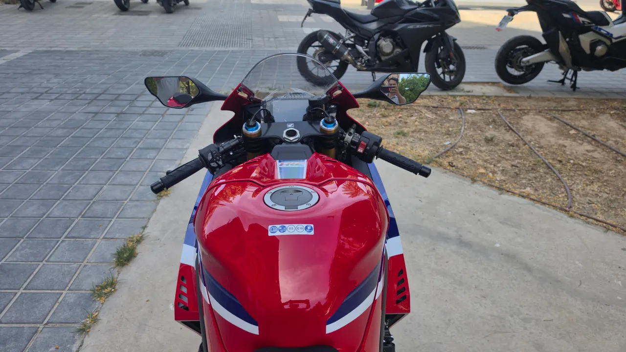 Vista superior de una Honda CBR1000RR-R Fireblade SP roja con detalles azules y blancos.