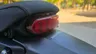 Detalle del piloto trasero de una moto Honda GB350S azul