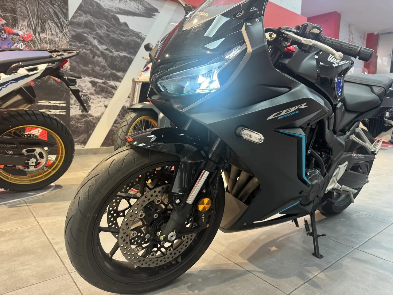 Honda CBR 600 RR negra en exposición