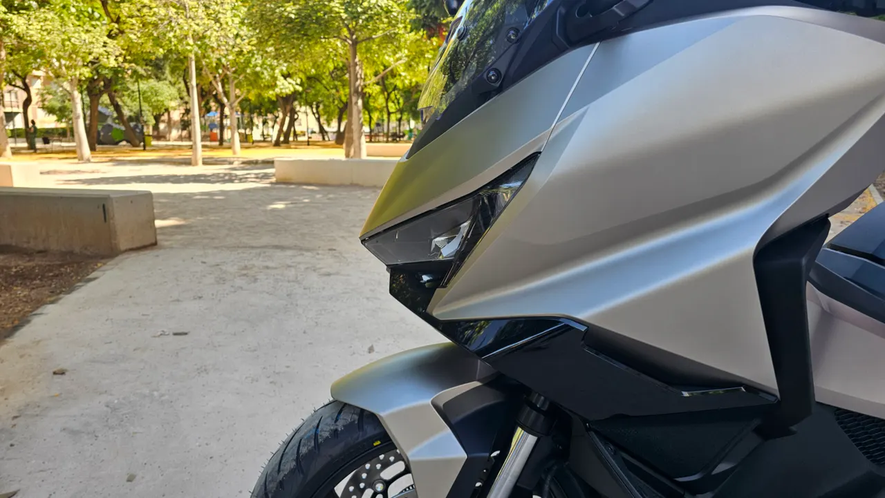 Frontal de Honda Forza 750 gris warm mate