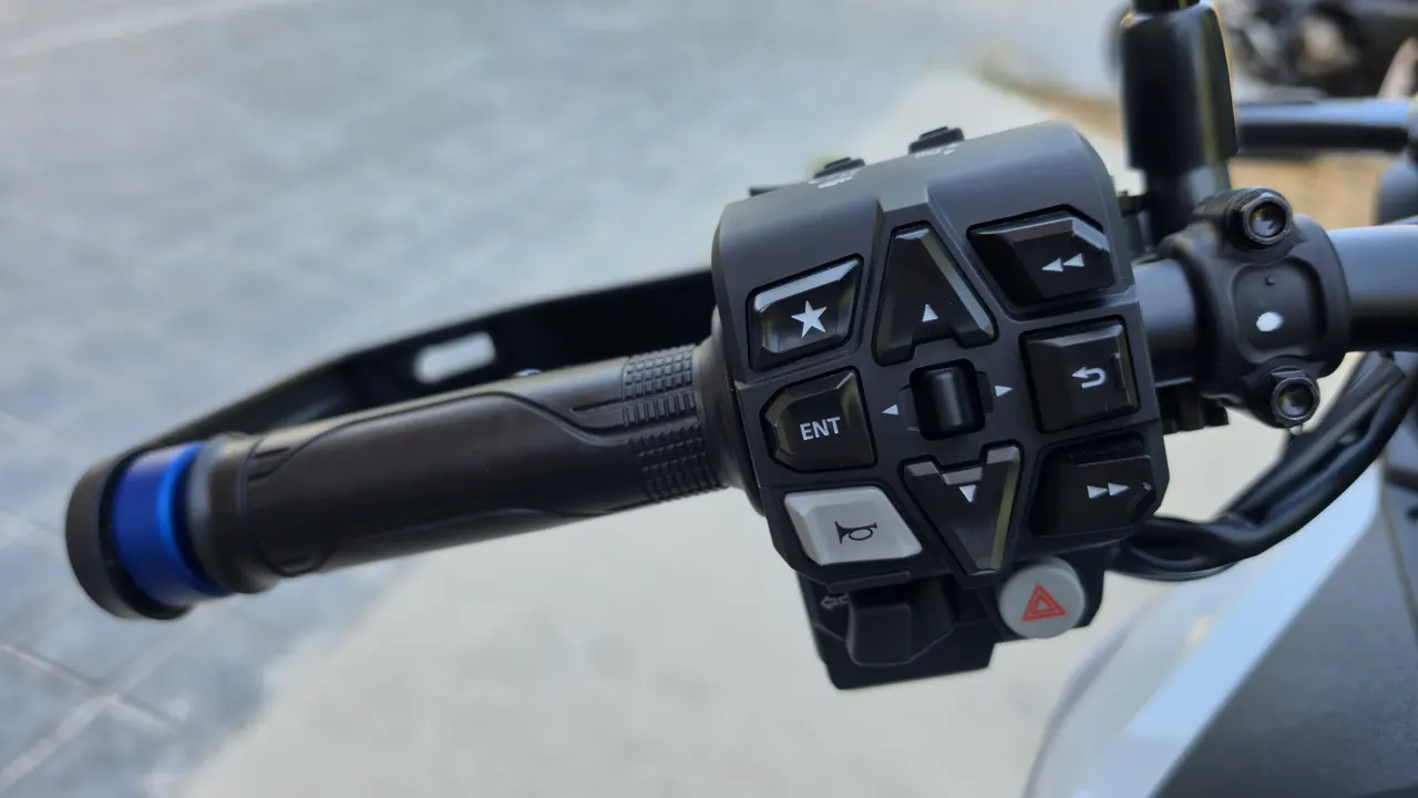 Piña izquierda de Honda Africa Twin con controles de función, intermitentes, bocina, luz larga y botón de función