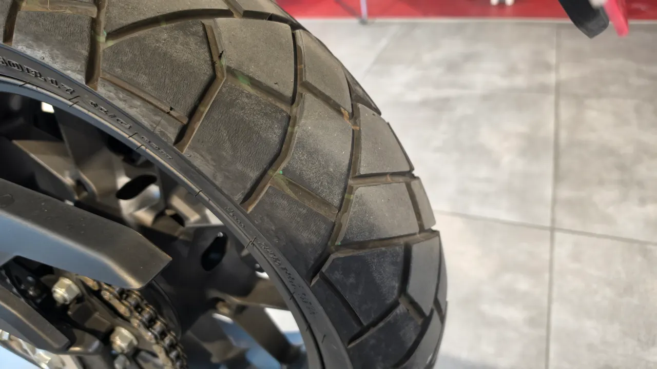Detalle de la rueda trasera de una moto Honda NX500