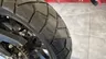 Detalle de la rueda trasera de una moto Honda NX500
