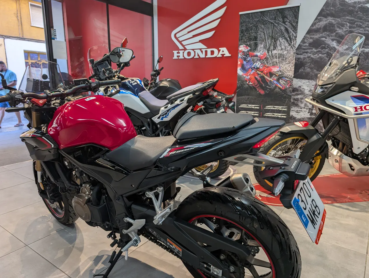 Honda CB500F roja en concesionario