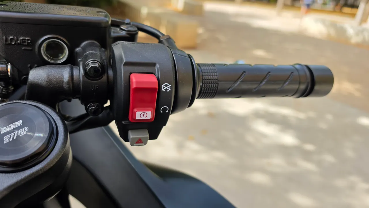 Manillar derecho de Honda CBR 650R negra mate con puño, interruptores y depósito de freno