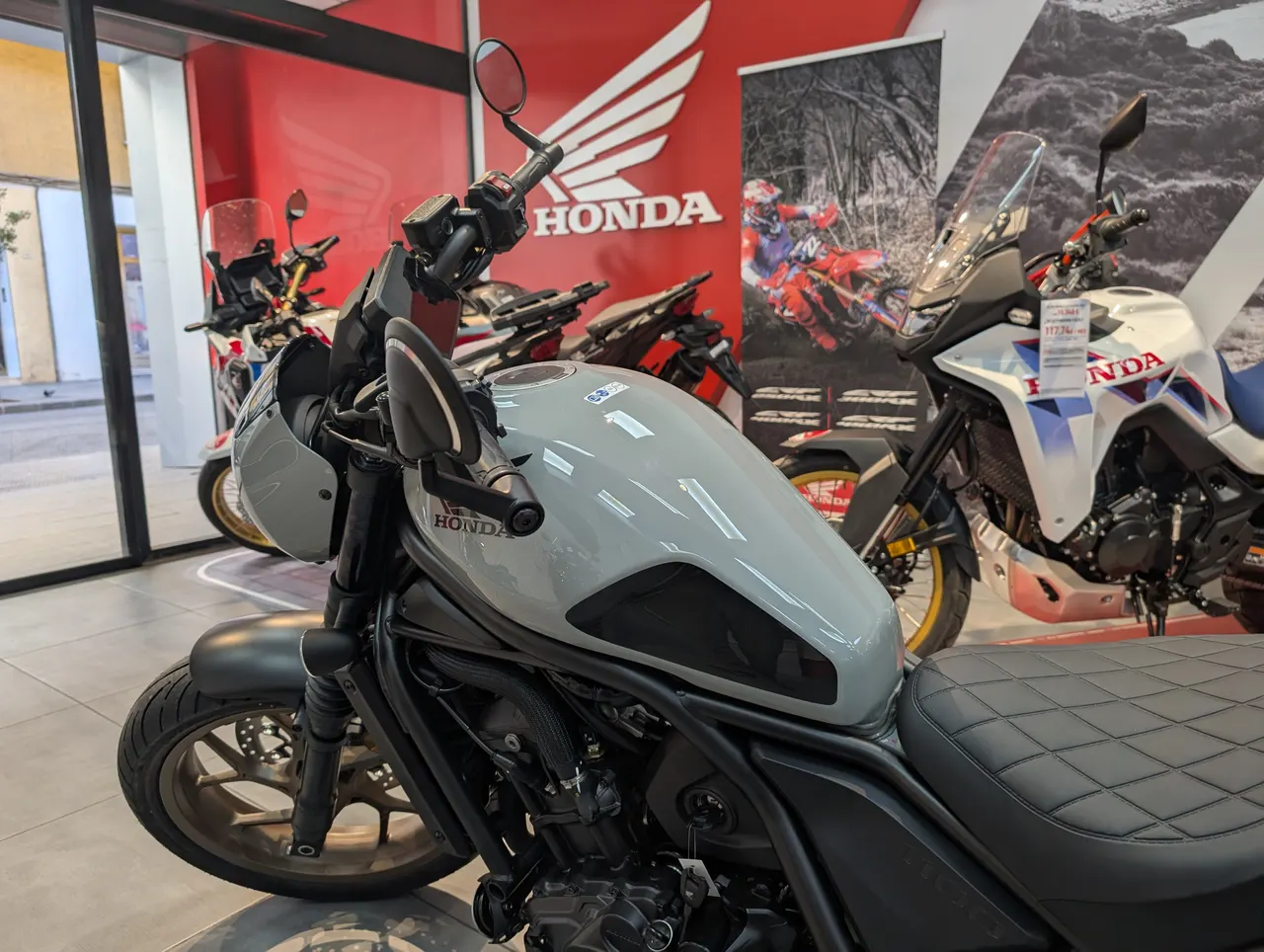 Honda CMX1100 Rebel Special Edition gris en exposición