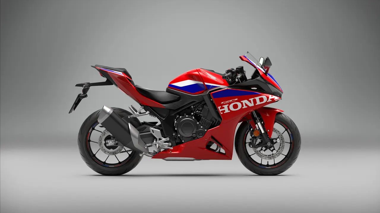 Honda CBR500R FOUR 2027 en rojo y azul, vista lateral completa