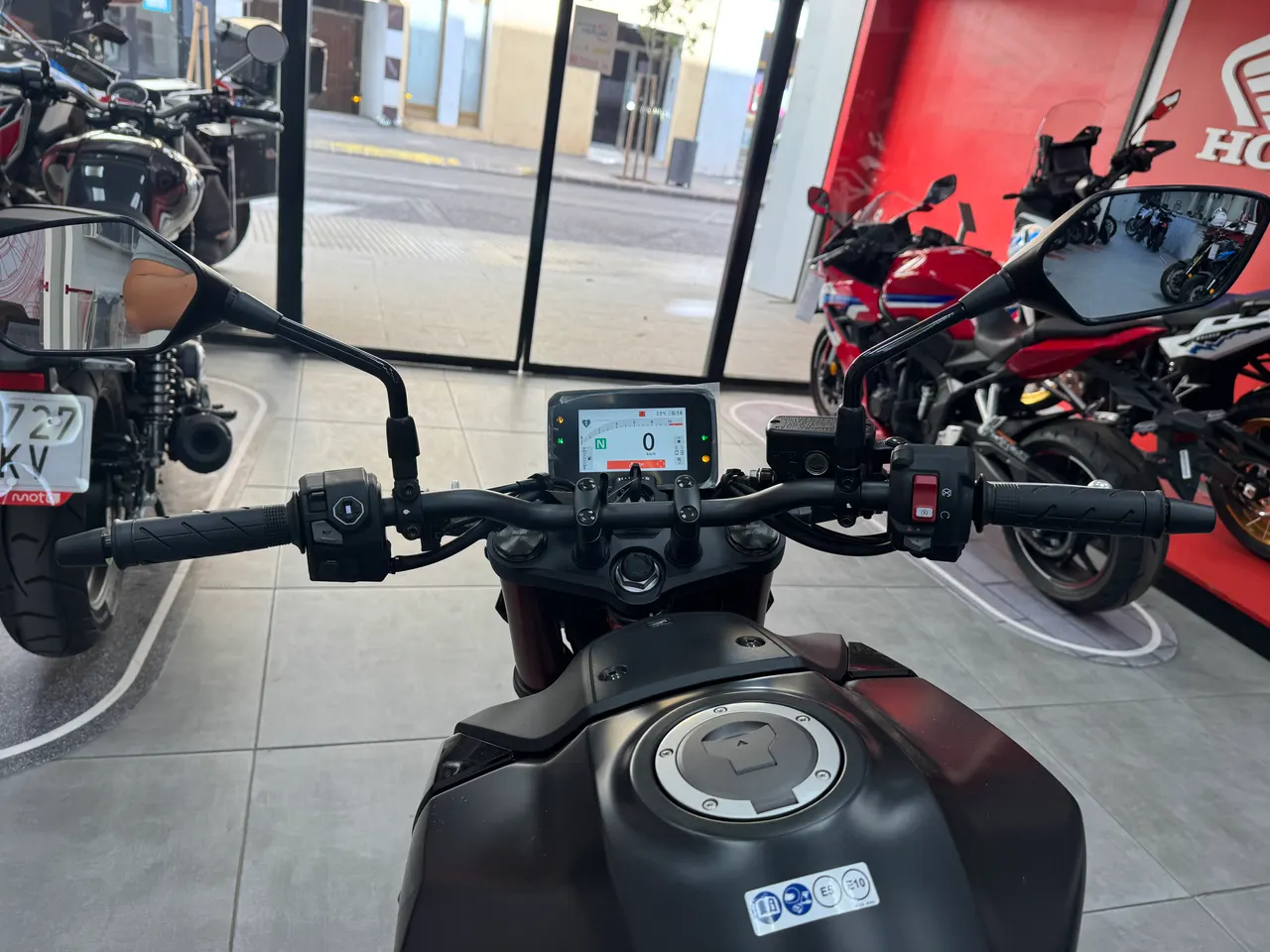 Vista del manillar y panel de instrumentos de una Honda CB750 Hornet negra.