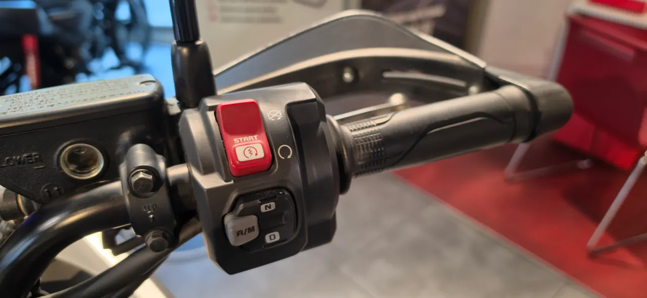 Detalle del manillar de una moto Honda NC750X DCT con botones de control.