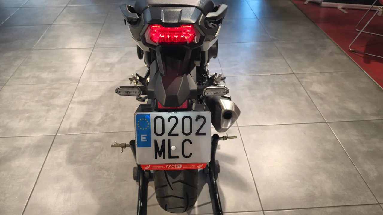 Vista trasera de una moto Honda NC750X con matrícula española