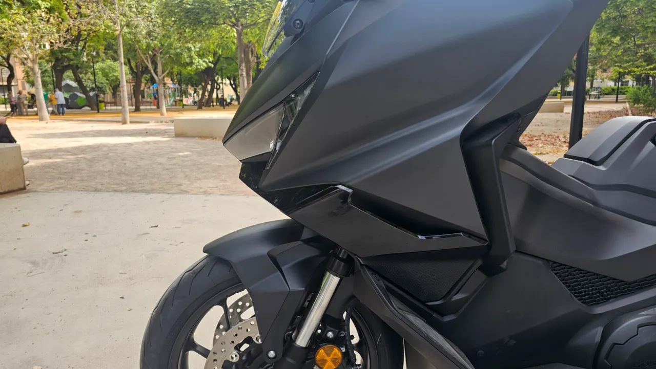 Honda Forza 750 negra mate en un parque