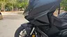 Honda Forza 750 negra mate en un parque