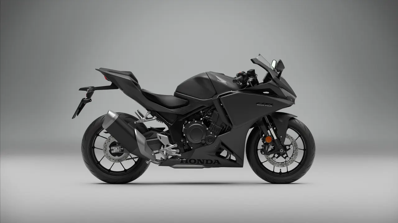Honda CBR500R FOUR 2027 en color negro, foto de estudio
