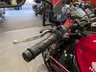 Manillar de una moto Honda CB500F de color rojo