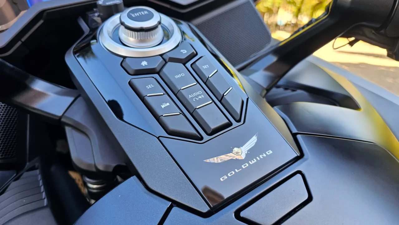 Panel de control central de la motocicleta Honda Gold Wing GL1800 DCT en color negro.
