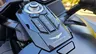 Panel de control central de la motocicleta Honda Gold Wing GL1800 DCT en color negro.