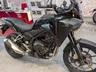 Moto Honda NX500 E-Clutch negra en exposición