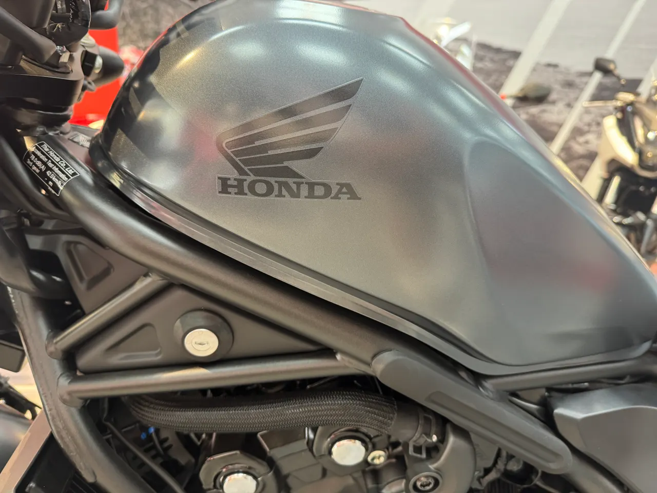 Tanque de gasolina de Honda Rebel 500 en color gris mate metalizado