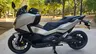 Honda Forza 750 gris warm mate metalizado aparcada en un parque