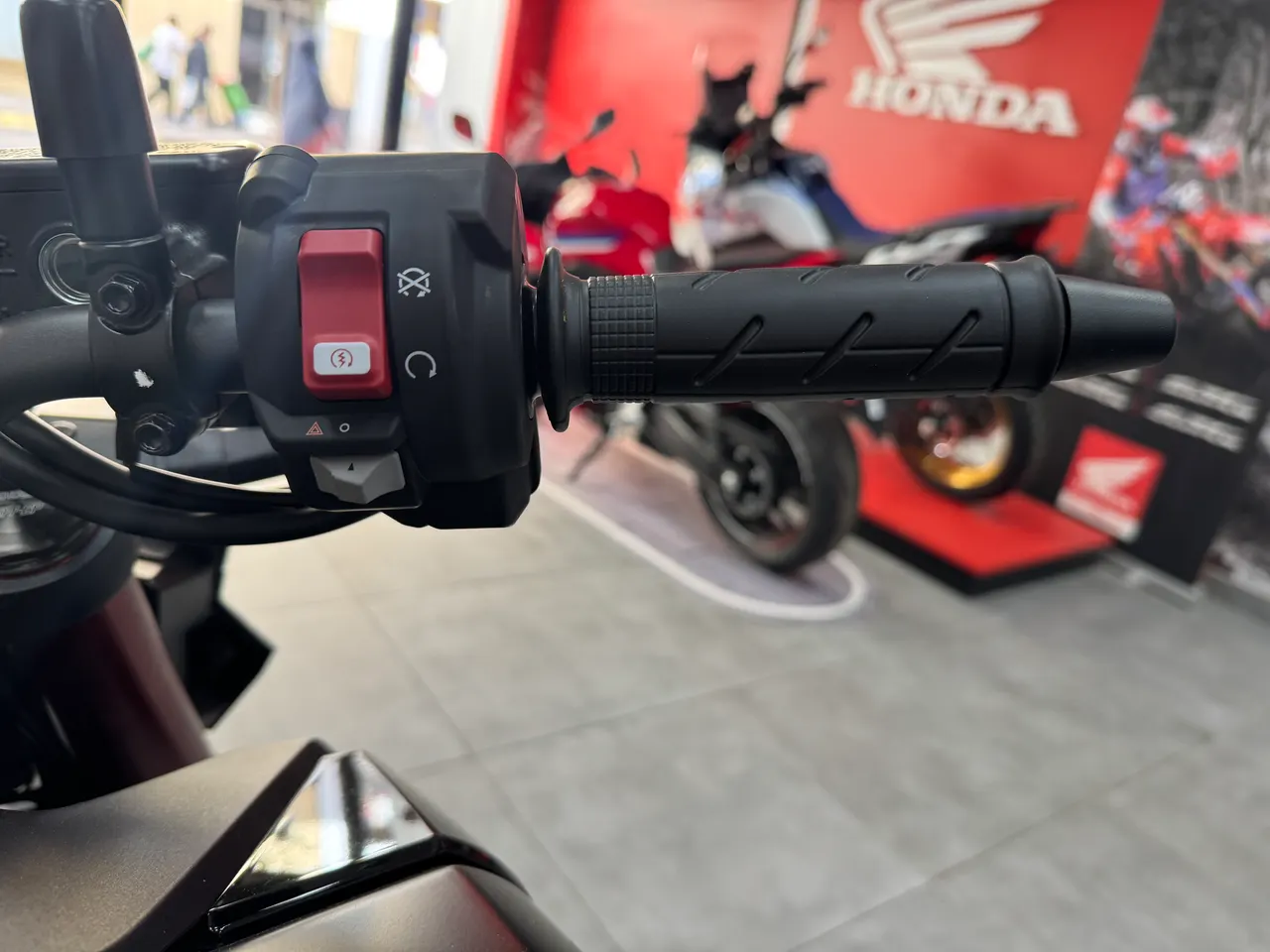 Manillar derecho con acelerador y controles de la Honda CB750 Hornet