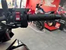 Manillar derecho con acelerador y controles de la Honda CB750 Hornet