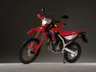 la nueva Honda CRF300L 2025 dispone de un frontal y carenados totalmente rediseñados , asi como una nueva decoracion mas endurera