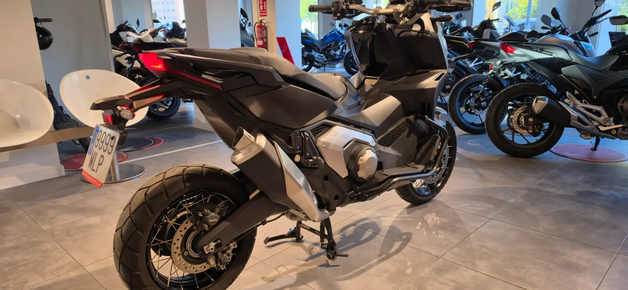 Honda X-ADV negra vista trasera