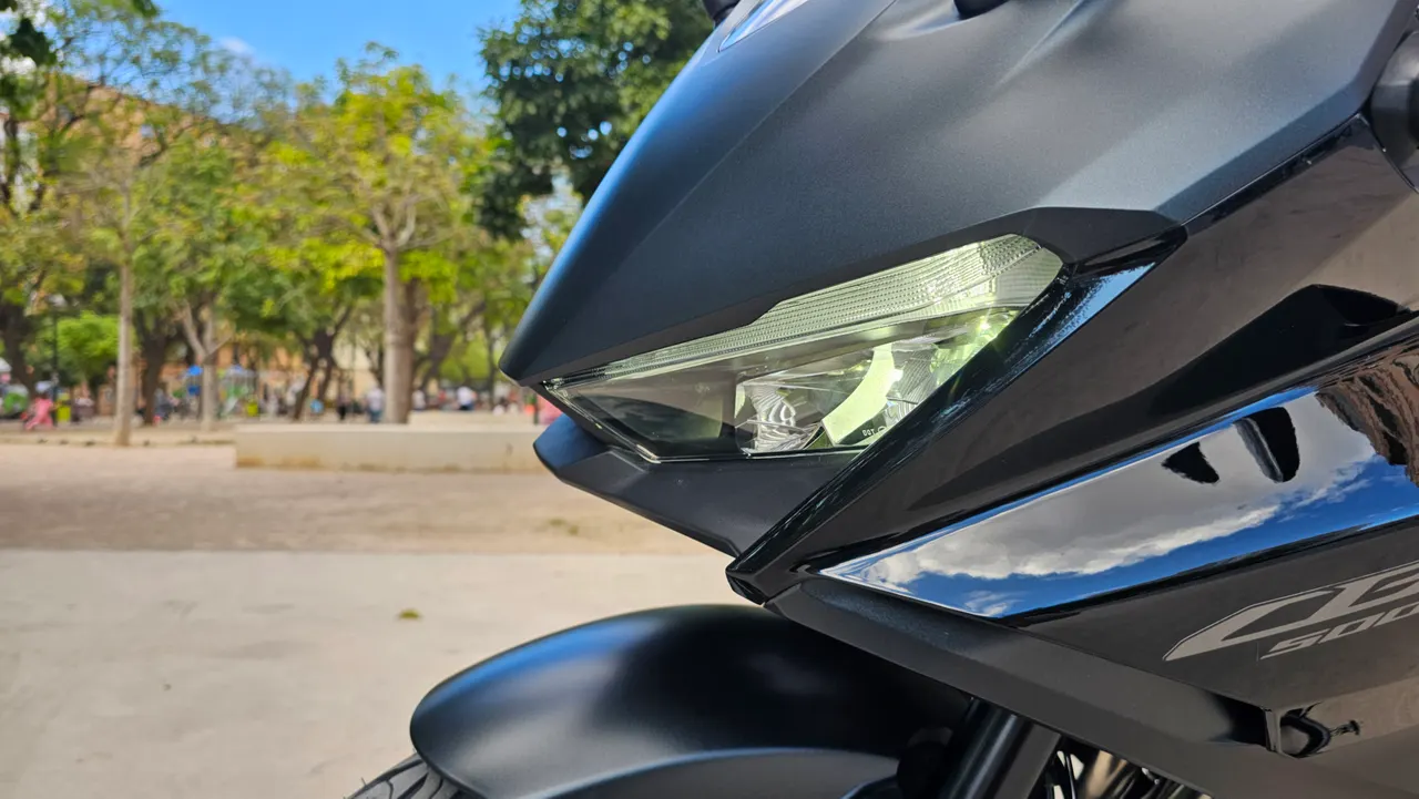Detalle frontal de una moto Honda CBR 500R negra