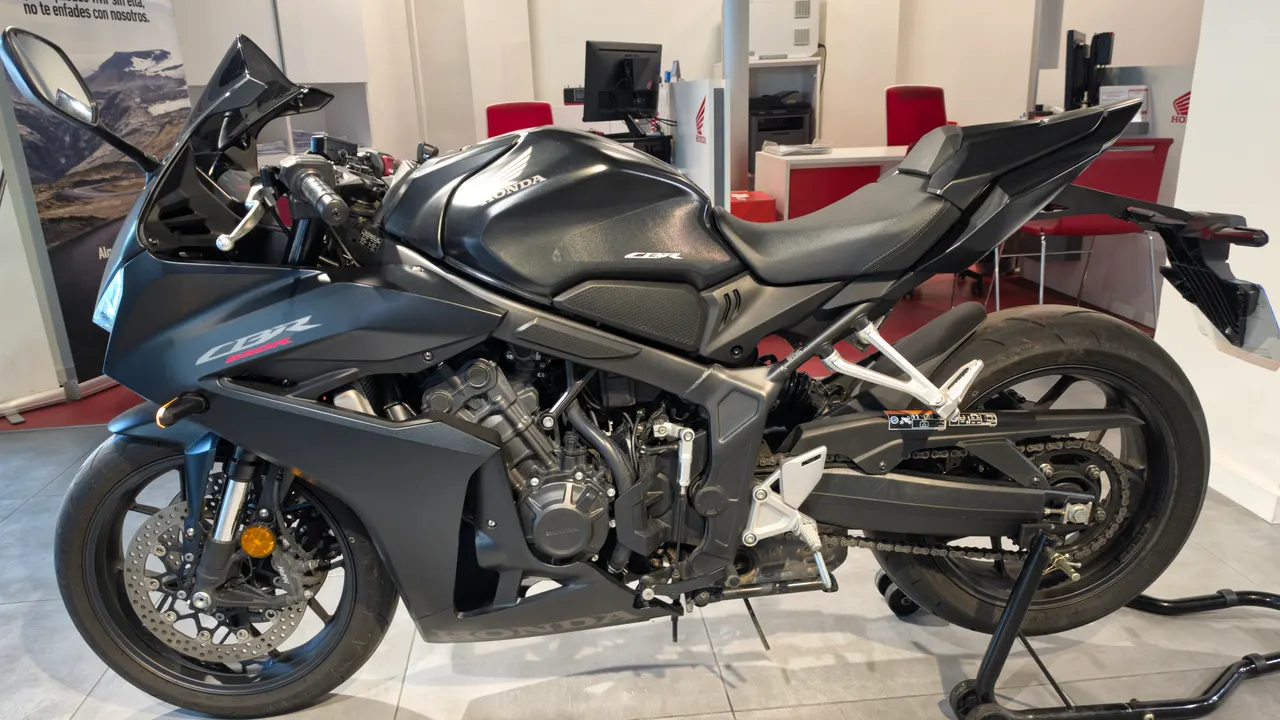 Honda CBR650R negra en exposición