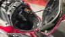 Compartimento de almacenamiento abierto de una moto Honda NC750X color rojo