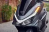 Scooter Honda PCX 125 gris con luces LED encendidas