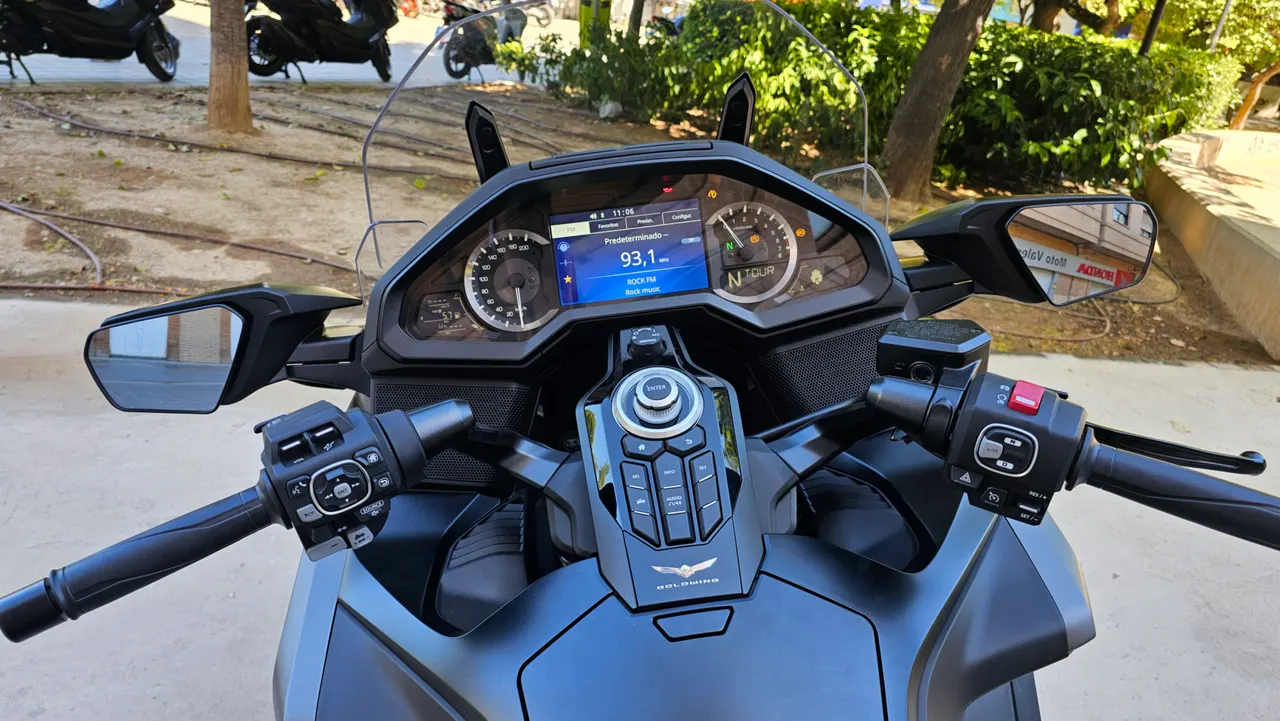 Vista del salpicadero, manillar y controles de la Honda Gold Wing DCT negra
