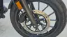Primer plano del freno delantero de una moto Honda GB350S azul.