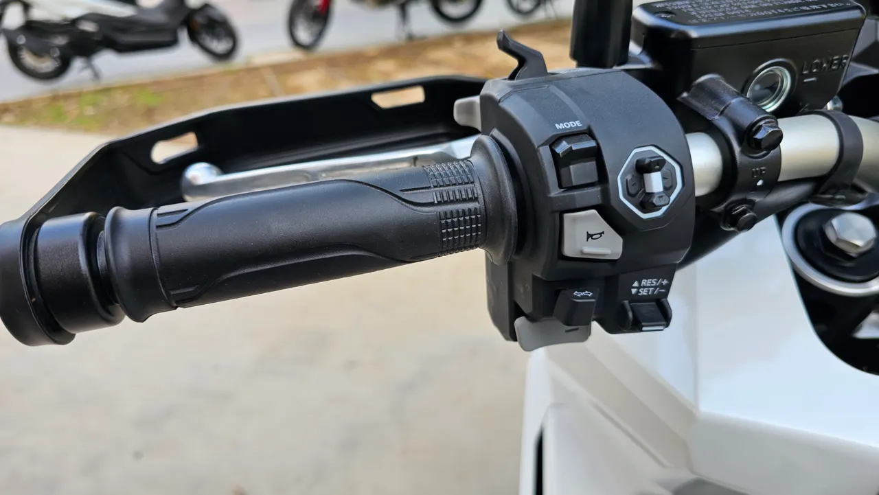 Manillar de moto Honda X-ADV con controles