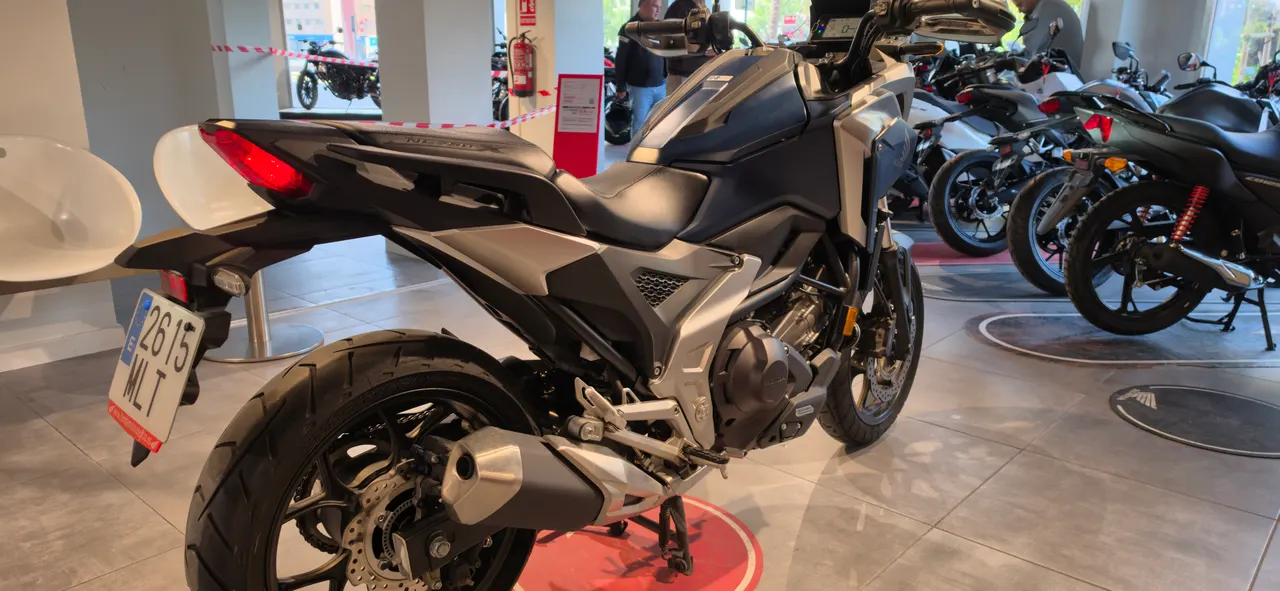 Honda NC750X DCT negra vista trasera
