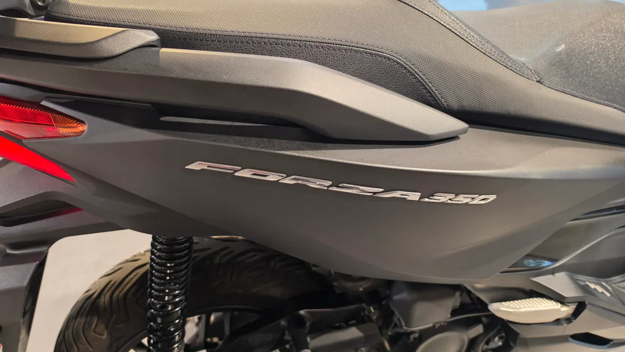 Detalle lateral de una moto Honda Forza 350