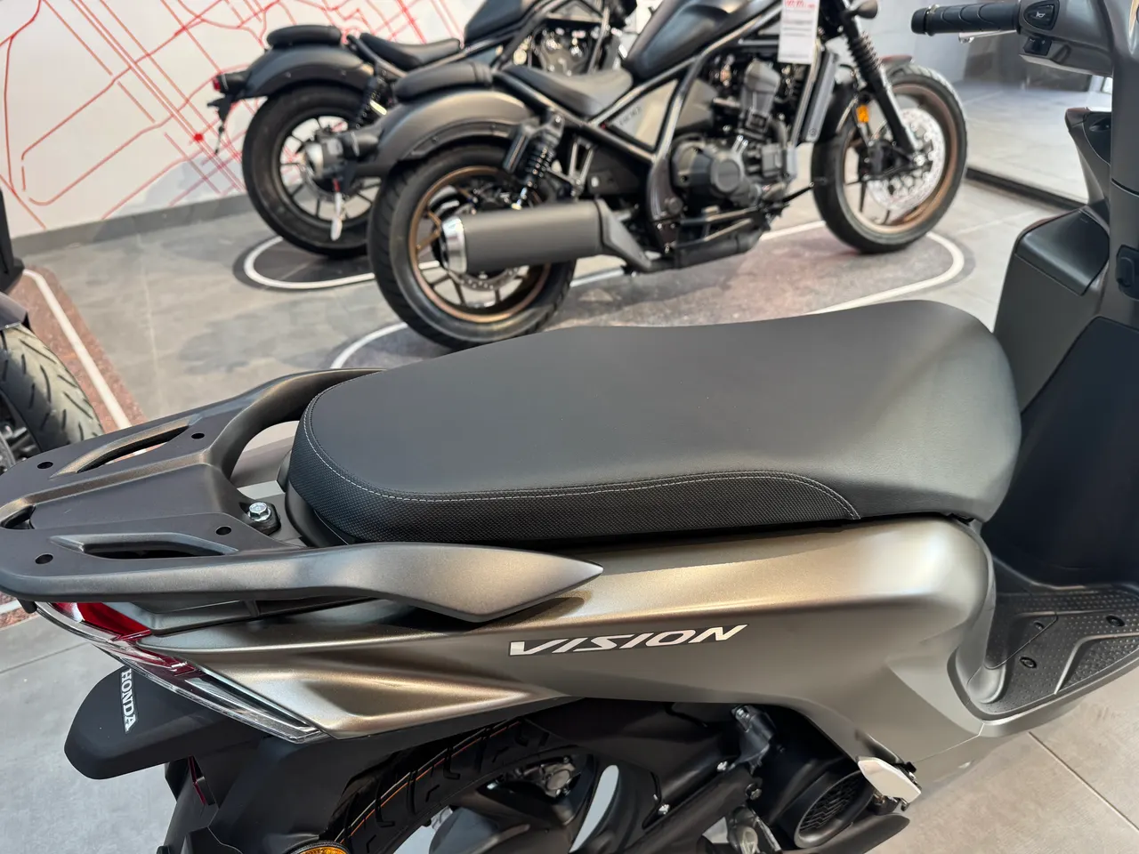 Scooter Honda Vision 110 color marrón metálico con asiento negro