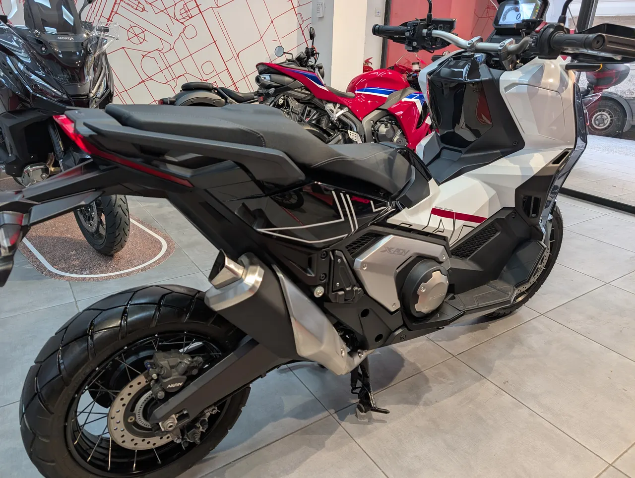 Honda X-ADV blanca y negra vista lateral