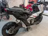 Honda X-ADV blanca y negra vista lateral