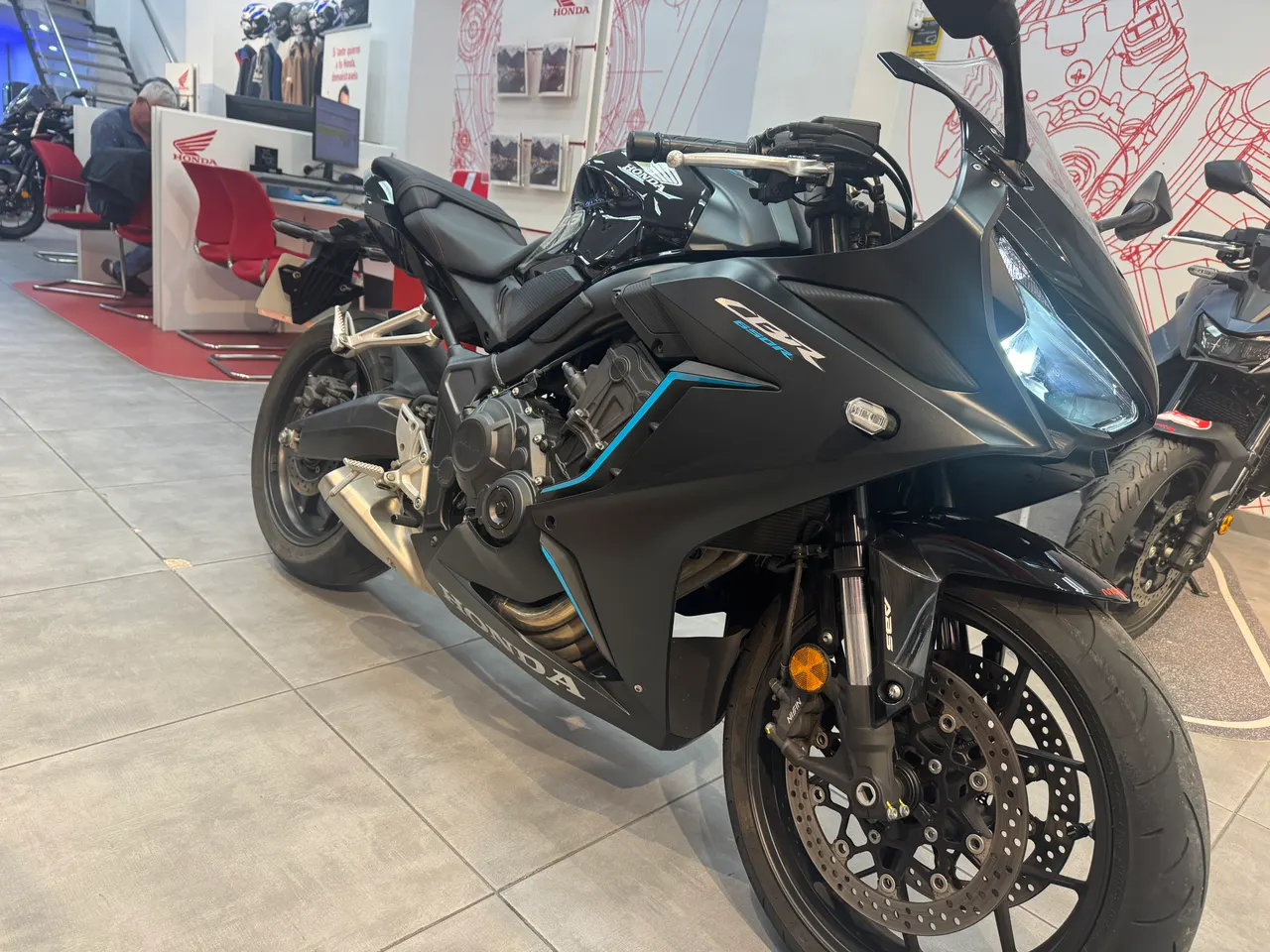 Honda CBR negra deportiva en concesionario
