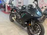 Honda CBR negra deportiva en concesionario