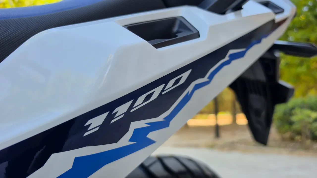 Detalle lateral trasero de Honda Africa Twin 1100L blanca con gráfico azul